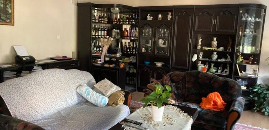 Csillaghegy legjobb utcájában pár éve épült ház gyönyörű veteményeskerttel