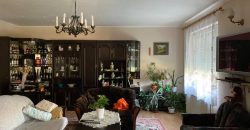 Csillaghegy legjobb utcájában pár éve épült ház gyönyörű veteményeskerttel