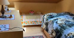 Csillaghegy legjobb utcájában pár éve épült ház gyönyörű veteményeskerttel