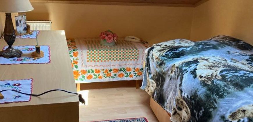 Csillaghegy legjobb utcájában pár éve épült ház gyönyörű veteményeskerttel