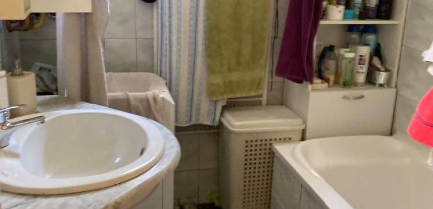 Csillaghegy legjobb utcájában pár éve épült ház gyönyörű veteményeskerttel