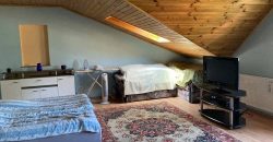 Csillaghegy legjobb utcájában pár éve épült ház gyönyörű veteményeskerttel