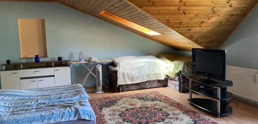 Csillaghegy legjobb utcájában pár éve épült ház gyönyörű veteményeskerttel