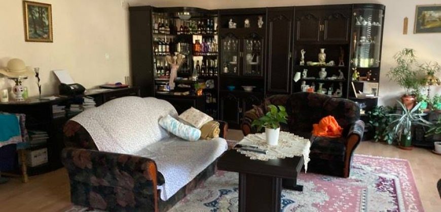 Csillaghegy legjobb utcájában pár éve épült ház gyönyörű veteményeskerttel