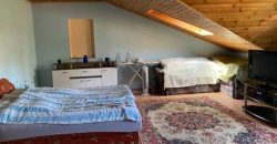 Csillaghegy legjobb utcájában pár éve épült ház gyönyörű veteményeskerttel