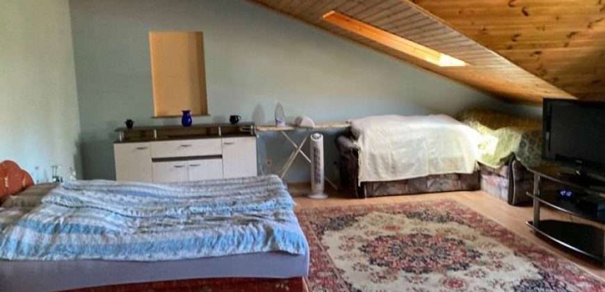 Csillaghegy legjobb utcájában pár éve épült ház gyönyörű veteményeskerttel