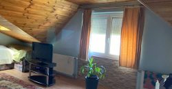 Csillaghegy legjobb utcájában pár éve épült ház gyönyörű veteményeskerttel