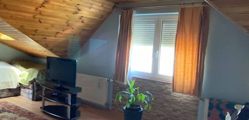 Csillaghegy legjobb utcájában pár éve épült ház gyönyörű veteményeskerttel