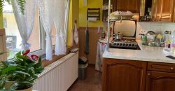 Csillaghegy legjobb utcájában pár éve épült ház gyönyörű veteményeskerttel