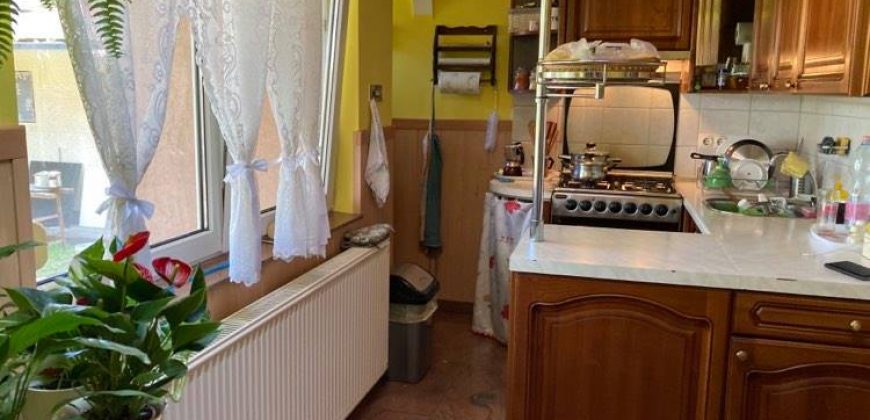 Csillaghegy legjobb utcájában pár éve épült ház gyönyörű veteményeskerttel