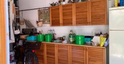 Csillaghegy legjobb utcájában pár éve épült ház gyönyörű veteményeskerttel