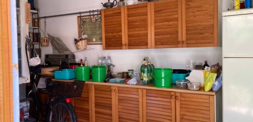 Csillaghegy legjobb utcájában pár éve épült ház gyönyörű veteményeskerttel