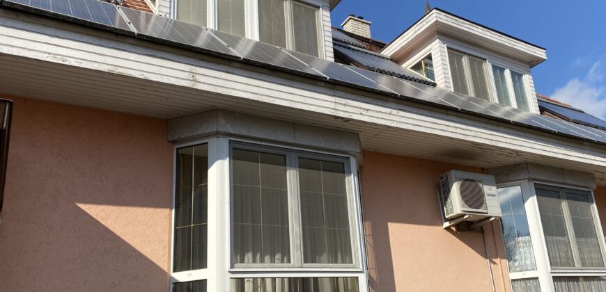 Eladó napelemes ház medencével és egyéb különleges megoldásokkal