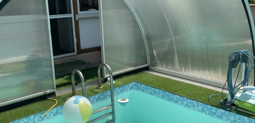 Eladó napelemes ház medencével és egyéb különleges megoldásokkal