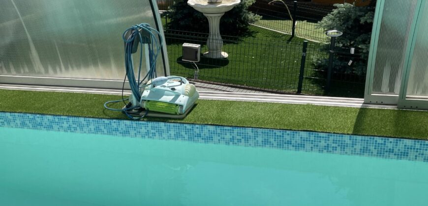 Eladó napelemes ház medencével és egyéb különleges megoldásokkal