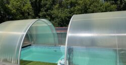 Eladó napelemes ház medencével és egyéb különleges megoldásokkal