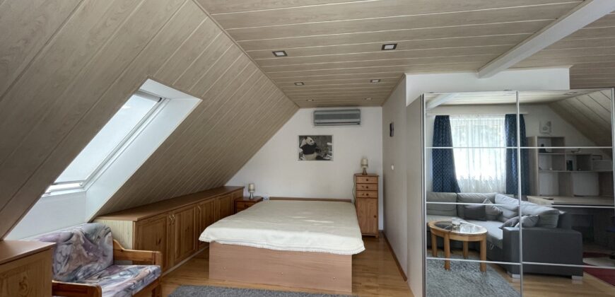 Eladó napelemes ház medencével és egyéb különleges megoldásokkal