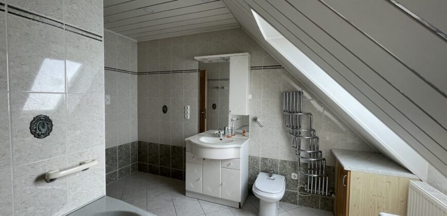 Eladó napelemes ház medencével és egyéb különleges megoldásokkal