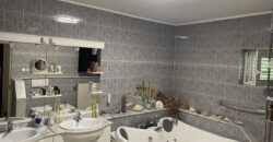 Eladó napelemes ház medencével és egyéb különleges megoldásokkal