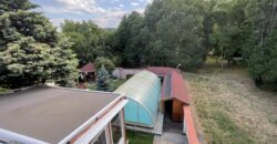 Eladó napelemes ház medencével és egyéb különleges megoldásokkal