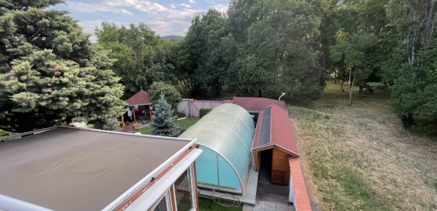 Eladó napelemes ház medencével és egyéb különleges megoldásokkal