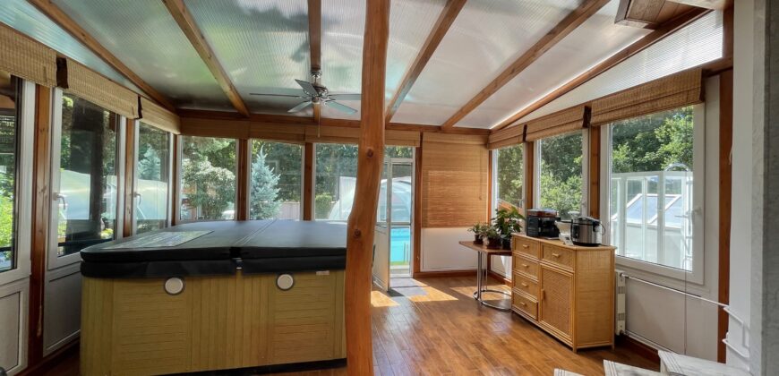 Eladó napelemes ház medencével és egyéb különleges megoldásokkal