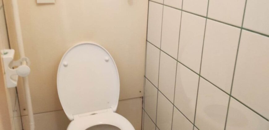 Zöldre néző, erkélyes