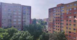 Zöldre néző, erkélyes