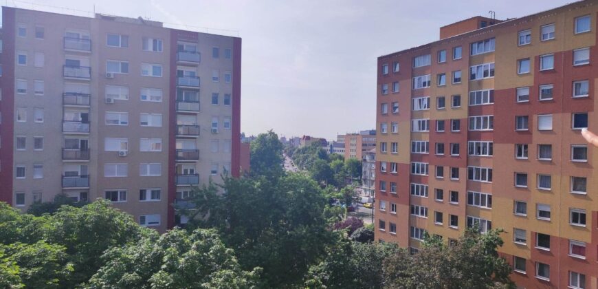 Zöldre néző, erkélyes
